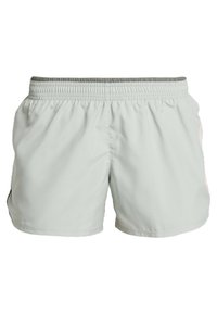 Bañador gris claro hecho de material suave, con cinturilla elástica y paneles laterales en contraste. Diseño sencillo, corte a la altura de la rodilla.