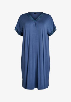 Väljähkö sininen yöpaita, jossa on V-pääntie ja pitsireunus pääntiellä ja lyhyissä hihoissa, valmistettu pehmeästä kankaasta.