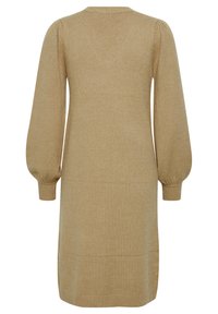 Rochie tricotată în bej deschis, cu mâneci lungi și bufante și un guler ribbat. Prezintă o croială dreaptă cu un tiv până la genunchi și detalii minime.