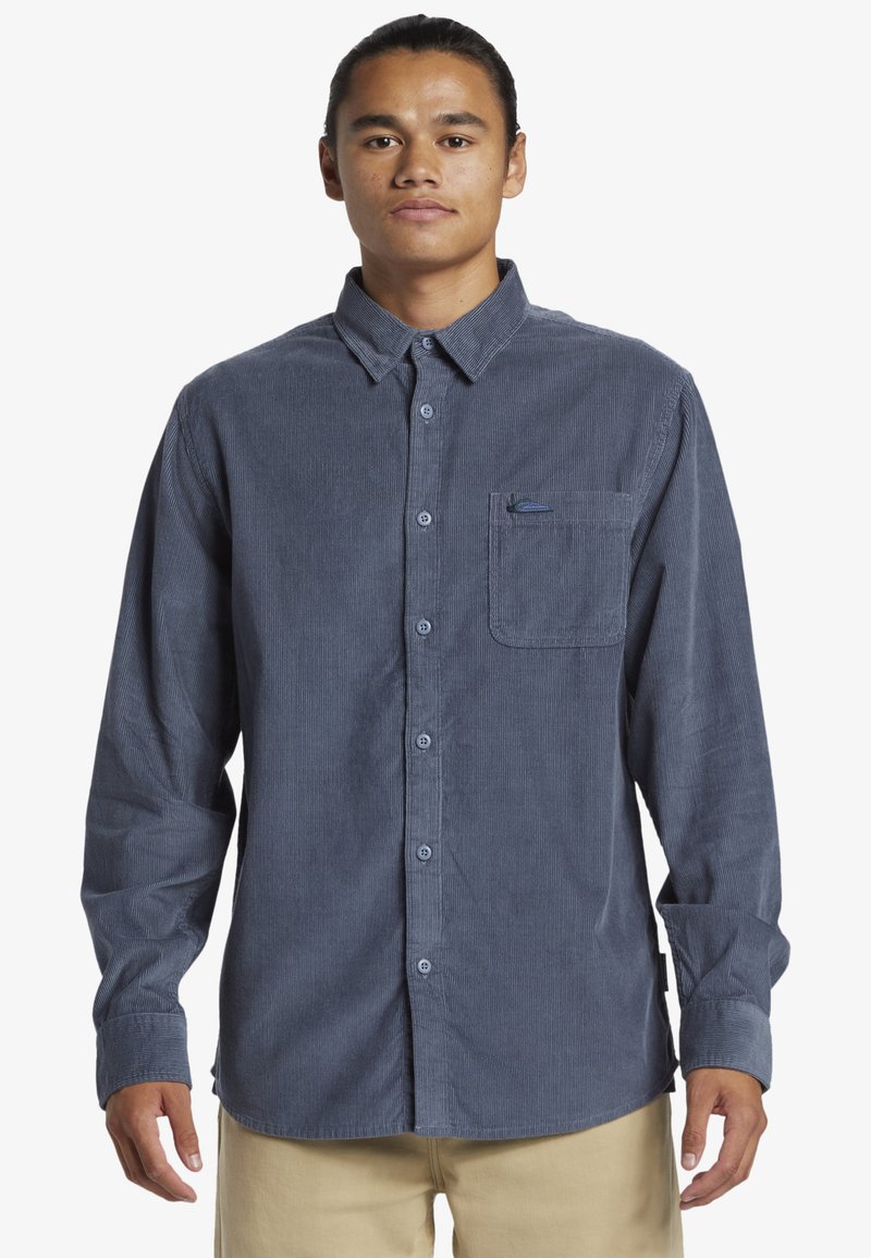 Langarm overhemd van donkerblauwe corduroy stof, met een button-down kraag, een borstzak en een subtiele merklogo op de zak.