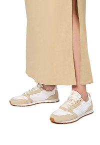 Sneaker beige con accenti bianchi, in suede testurizzato e materiale liscio, dotate di lacci chiari e suola in gomma con battistrada a motivo.