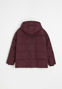 Bordowa kurtka puchowa z kapturem, z poziomymi pikowanymi sekcjami. Gładka tekstura, luźny krój i prosty design.