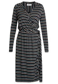 Zwart-witte gestreepte wikkeljurk met lange mouwen, voorzien van een strakke taille en striksluiting, samen met lichtblauwe accentstrepen.