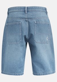 Pantaloni scurți din denim albastru deschis, cu două buzunare aplicate în spate, bucle pentru curea și un mic logo alb brodat pe buzunarul din dreapta.