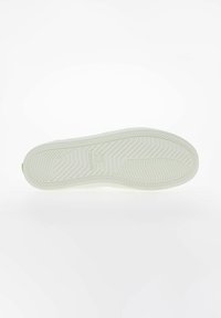 Biała podeszwa z gumy z wzorem zapewniającym przyczepność, delikatnym wygięciem oraz wytłoczonym logo. Zawiera mały zielony akcent w pobliżu pięty.