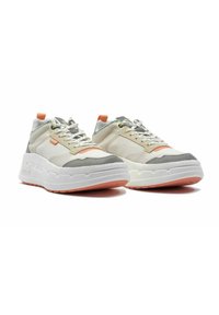 Baskets beige et grises avec un dessus texturé et des accents orange, un design à lacets et une semelle épaisse blanche avec une base en caoutchouc pêche douce.