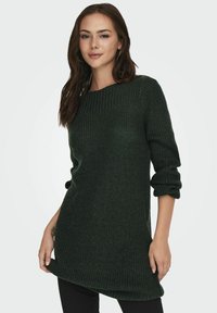 Maglione lavorato a maglia verde scuro con una texture a costine, scollo rotondo e maniche a tre quarti, caratterizzato da una vestibilità ampia e rilassata.