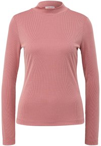 Pull à col roulé long à manches roses en maille côtelée, fabriqué en tissu léger. Il présente un design ajusté et une surface lisse et texturée.