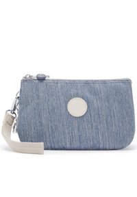 Bolso de mezclilla con cierre de cremallera, color azul claro, con un acabado texturizado y un logo de marca blanco circular en el frente. Incluye una correa de tela para la muñeca.