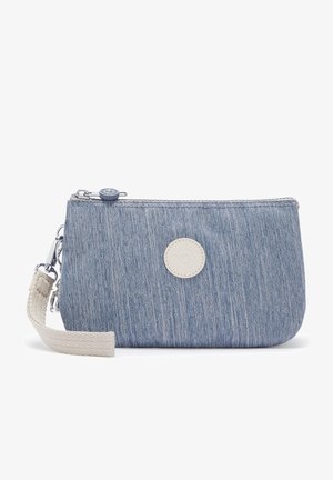Bolso de mezclilla con cierre de cremallera, color azul claro, con un acabado texturizado y un logo de marca blanco circular en el frente. Incluye una correa de tela para la muñeca.