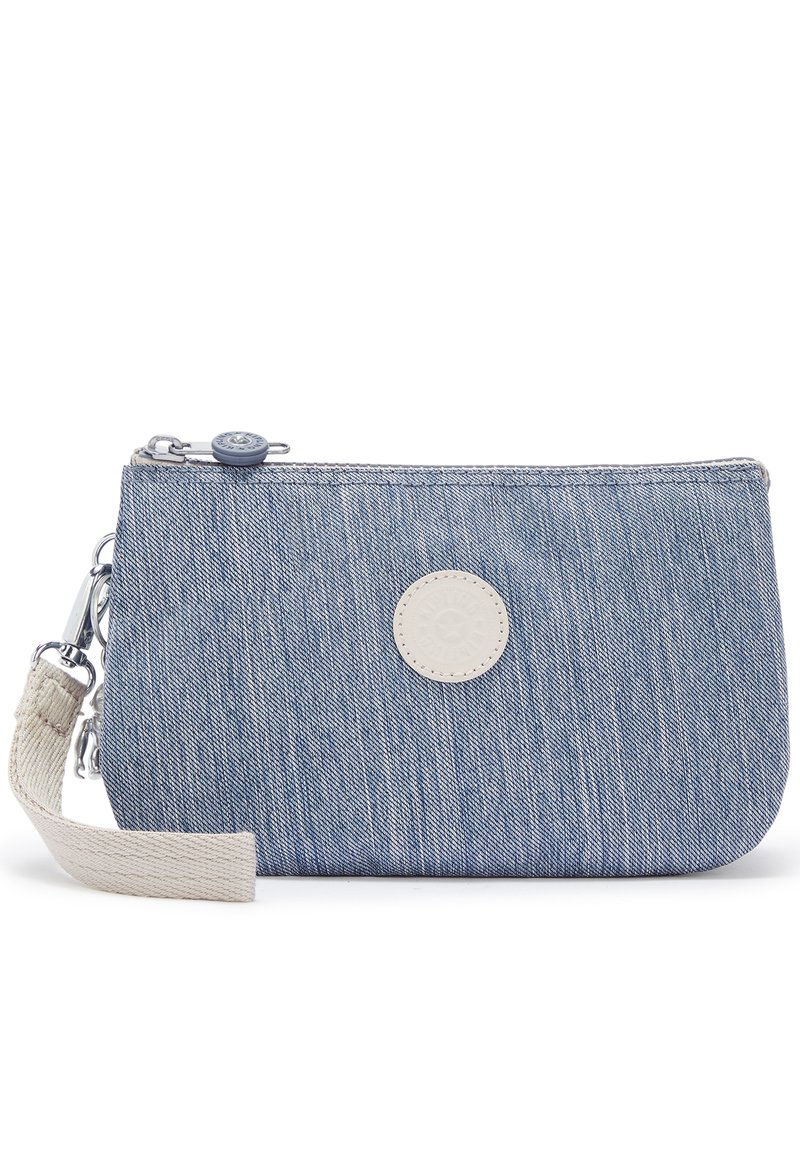 Bolso de mezclilla con cierre de cremallera, color azul claro, con un acabado texturizado y un logo de marca blanco circular en el frente. Incluye una correa de tela para la muñeca.