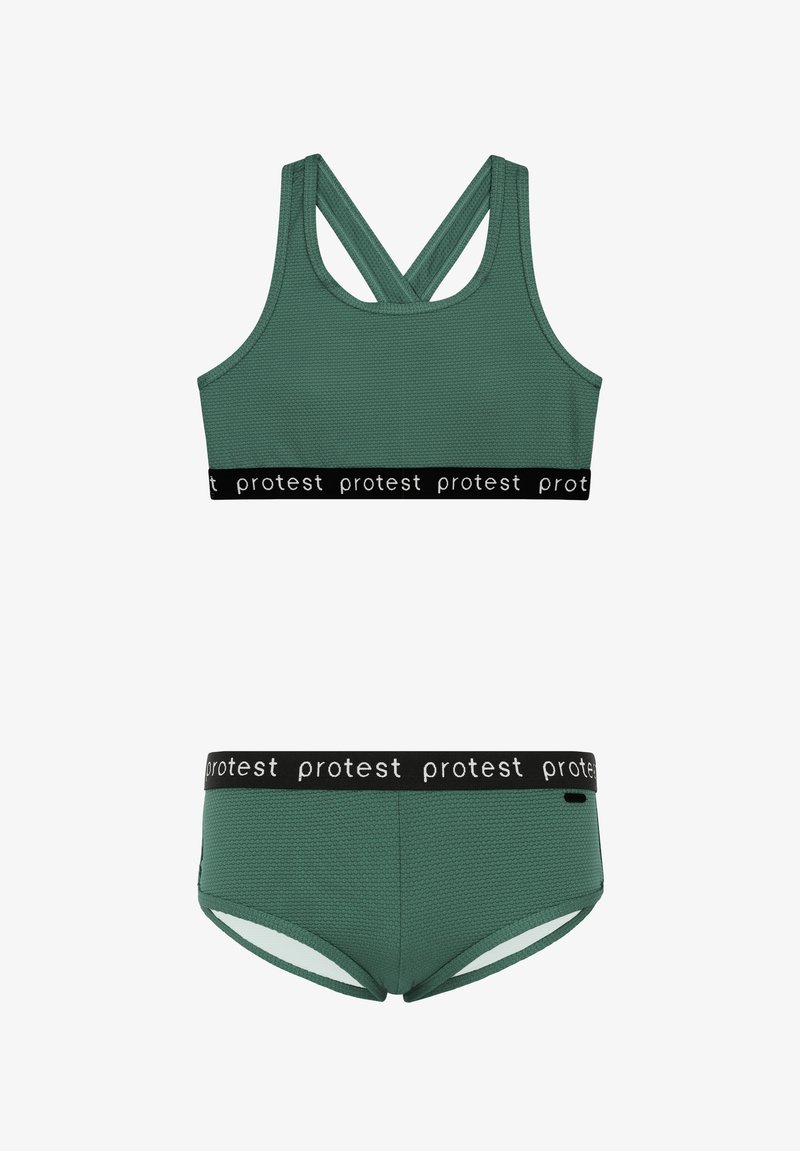 Žalias tekstūruotas maudymosi viršus su kryžminėmis petnešomis ir juodu juosmeniu, ant kurio matomas baltas "protest" logotipas; derančios žalios maudymosi kelnaitės su panašiu juosmeniu.