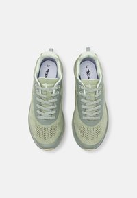 Světlé zelené tenisky s hladkým a perforovaným semišovým svrškem, disponující šedými tkaničkami a polstrovanou podrážkou. Velikost 37 uvedena na stélce.