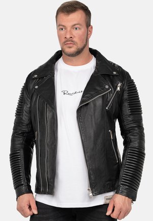 Schwarze Leder-Motorradjacke mit Reißverschluss und geripptem Muster an den Ärmeln. Enthält silberne Hardware und ein weißes T-Shirt darunter.