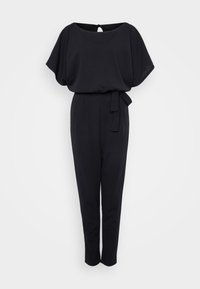 Jumpsuit noir avec un large col bateau, des manches amples, une taille nouée et des jambes fuselées. Présente un design de dos en forme de trou de serrure. Texture de tissu lisse.