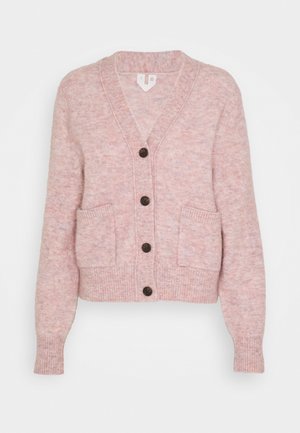 Lichtroze cardigan met een V-hals, twee voorzakken en donkerbruine knopen. Ribgebreide manchetten en zoom voegen textuur toe aan de zachte, gezellige stof.