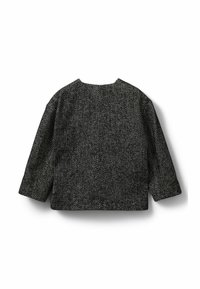 Černobílé vnější oblečení s vzorem rybí kosti, dlouhými rukávy, kulatým výstřihem a uvolněným střih, vyrobené z texturované tkaniny.