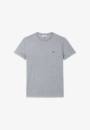 Graues Baumwoll-T-Shirt mit Rundhalsausschnitt und kurzen Ärmeln. Hat ein kleines grünes Emblem auf der Brust. Weiche, glatte Textur.