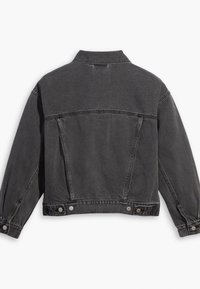 Chaqueta de mezclilla negra con cuello, mangas largas y puños abotonados. Presenta un acabado texturizado y acentos de hardware metálico.