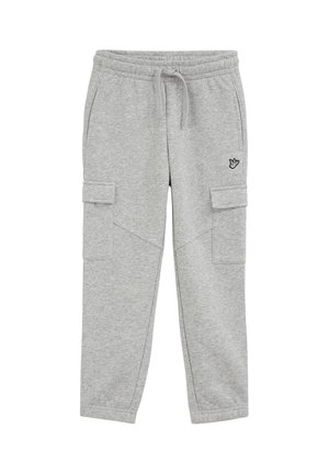 Svetlosivé tepláky s elastickým pásom, šnúrkou, bočnými vreckami, cargo vreckami a malým logom ruky na pravom stehne.