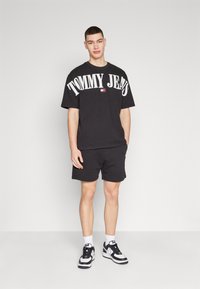Tommy Jeans BADGE CARGO  - Tracksuit bottoms - black