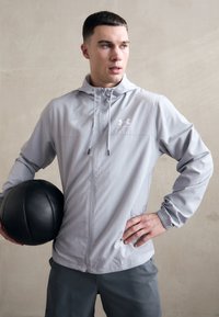 Under Armour - RIVAL WOVEN - Giacca a vento - mod gray/white Immagine in miniatura 1