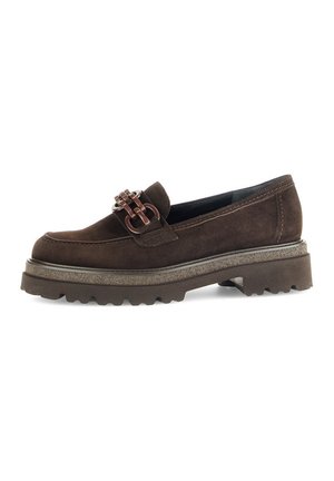Bruine suede instappers met een band met metalen accenten, een chunky gestructureerde zool en een gladde afwerking, ontworpen voor casual gebruik.