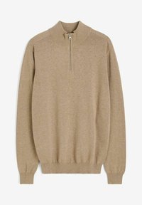 Strickpullover in Taupe mit hohem Kragen und halbem Reißverschluss, ausgestattet mit gerippten Bündchen und Saum, glatter Textur und minimalistischer Design.