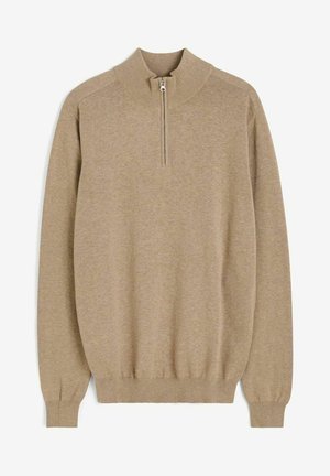 Stickad tröja i taupe med hög hals och halv dragkedja, med ribbade muddar och nederkant, slät textur och minimalistisk design.