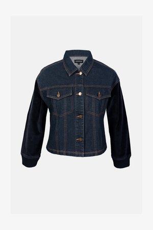 Jeansjacke mit samtigen Ärmeln, dunkelblau, mit zwei Brusttaschen, goldfarbener Knöpfe und kontrastierender Textur an den Ärmeln.