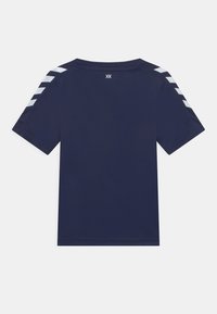 Marineblå kortærmet skjorte lavet af glat stof, med hvide diagonale striber på skuldrene og et lille logo ved nakken bagpå.