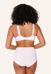 Jasnoróżowy zestaw biustonosza i majtek wysoki stan, gładka tekstura, regulowane ramiączka i bezpieczne zapięcie z tyłu widoczne z perspektywy tyłu.