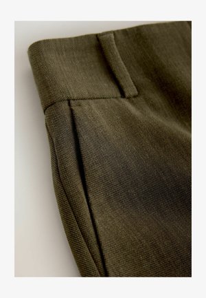 Hosen aus olivgrünem Stoff mit einer strukturierten Webart, ausgestattet mit einer flachen Vorderseite, seitlicher Tasche und sauber vernähten Nähten.