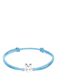 Blått textilarmband med en silverkanincharms med två små rhinstenar som ögon, säkrat med justerbara knutar på varje sida.