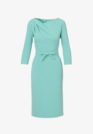 Abito azzurro acqua al ginocchio con maniche a tre quarti, scollo asimmetrico e cintura in tessuto abbinato annodata in vita.