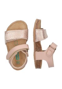 Rosa sandaler med en sprukken metallisk finish, to justerbare stropper, korksål og gummisål. Sidevisningen viser en klæbepude-lukning.