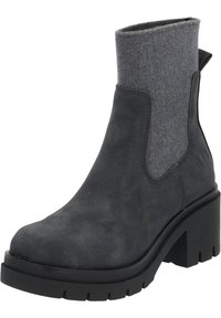 Bota gris hasta el tobillo elaborada con un material suave, con parte superior de fieltro, suela gruesa negra y una lengüeta en el talón para facilitar su uso.