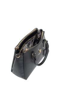 Borsa a mano in pelle nera con finitura testurizzata, doppie zip superiori, hardware in tonalità oro e rivestimento in tessuto a motivo. Due manici per il trasporto.