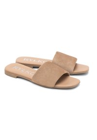 Sandale slid cu brâu lat din suede bej și cu tălpi plate. Interiorul are o finisare netedă, având numele brandului scris cu alb.
