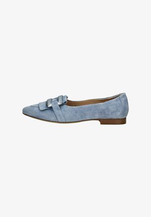 Ballerine en daim bleu ciel avec un bout pointu et un détail de nœud décoratif sur le dessus. Talon bas marron et doublure intérieure lisse.