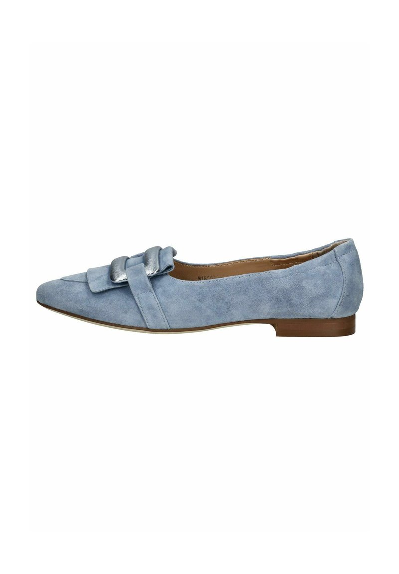 Ballerina in suede blu chiaro con punta affusolata e un dettaglio a fiocco decorativo sulla parte superiore. Tacco basso marrone e rivestimento interno liscio.