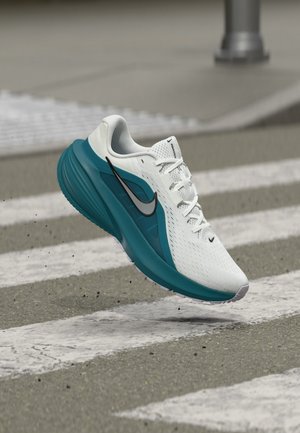 Nike Performance, DOWNSHIFTER 14 - Обувки за бягане по асфалт - white/metallic silver-coloured/bright spruce
