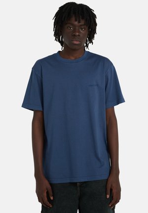 Granatowy bawełniany t-shirt o luźnym kroju, z okrągłym dekoltem, krótkimi rękawami i małym czarnym logo na lewej piersi.