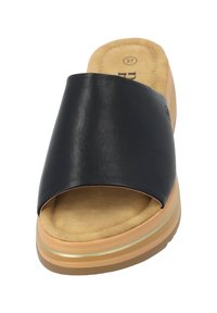 Sandal in pelle nera caratterizzata da una fascia ampia, soletta in suede color tan e suola marrone chiaro con una sottile linea dorata. Taglia 37.