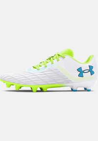 Scarpe da calcio bianche con superficie texturizzata, dettagli verdi e lacci luminosi, caratterizzate da un logo blu sul lato e una suola chiodata.