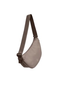 Taupekleurige halvemaanvormige crossbodytas met brede verstelbare band en klein logo aan de voorkant tegen een witte achtergrond.