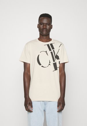 REGULAR FIT SCATTERED LOGO - Nyomott mintás póló - classic beige