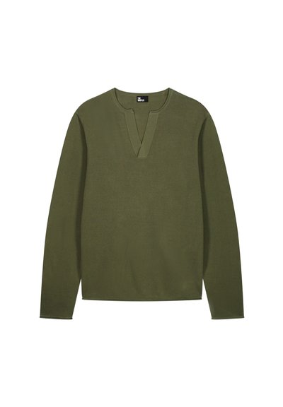 Camisa de manga larga color verde oliva con un escote en forma de muesca en V y un frente liso, mostrada sobre un fondo blanco.