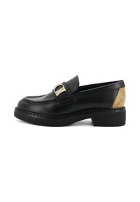 Mocassino in pelle nera con punta rotonda, cucitura rialzata, dettaglio con fibbia dorata e una particolare accentuazione beige testurizzata sul tallone. Sole in gomma spesso.