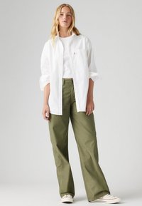 Levi's® 90S STRAIGHT - Hlače - ivy green